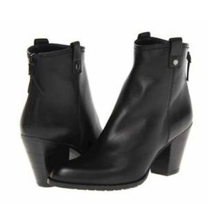 STUART WEITZMAN Hipgal booties
